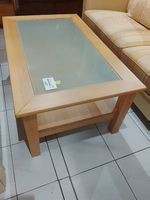 Salontisch aus Holz mit Glasablage