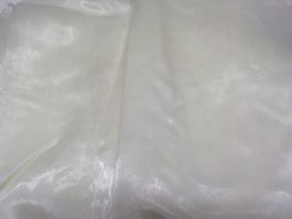 Cremfarbiger Organza Stoff