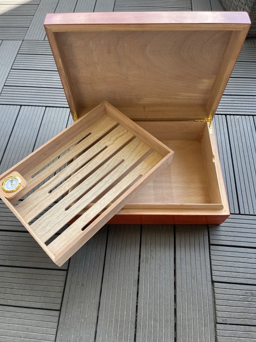 CIGARLOONG Cave à Cigares En Bois De Cèdre Noir - Humidificateur + Hygromètre, Capacité 20-25 Cigares, Finition Piano Laquée