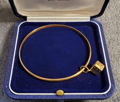 18 Karat Gold Armreif mit Spielwürfelchen als Anhänger