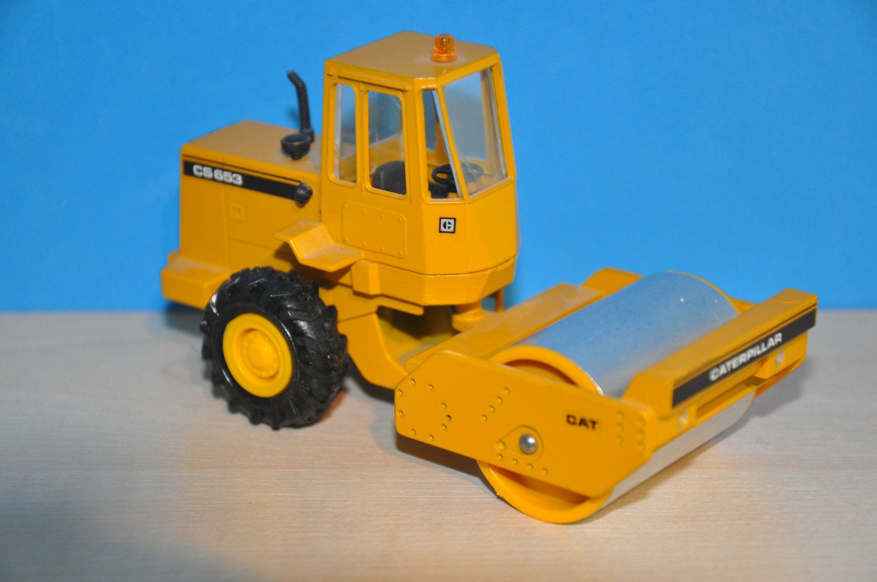 Conrad Kit di modellismo & Modellini statici: CAT CS 653 Walzenzug – Usato da Mitlödi venduto da worker04 3