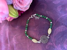 Armband aus verschiedenen Perlen und Metall Ornament