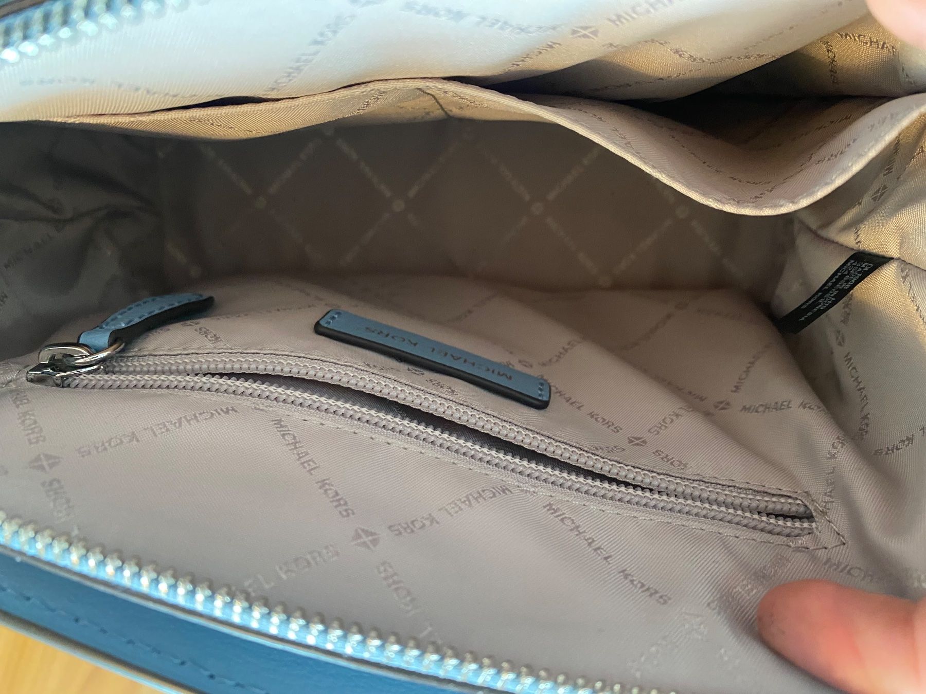 Michael Kors Borse da donna: Handtasche Michael Kors hellblau gebraucht – Usato da Zürich venduto da Nimbusso 4