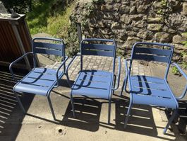 3 blaue EMU Gartenstühle aus Metall, robust und bequem!