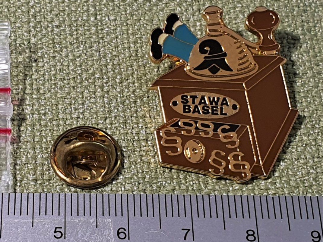 Plaketten & Abzeichen: 101 Stk. Pins - STAWA Basel Staatsanwaltschaft Kaffeemühle – Gebraucht aus Reinach BL von Boston-Verkauf 4