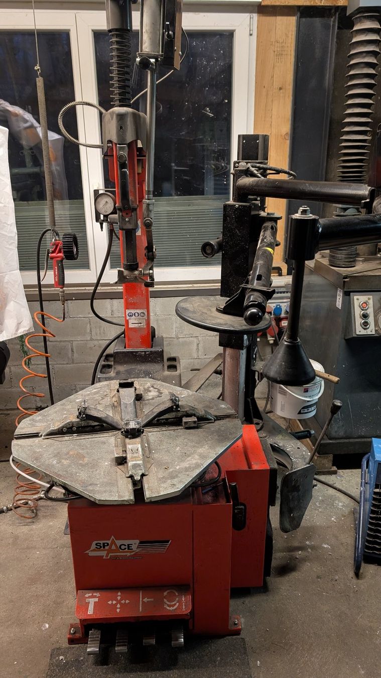Tutte le macchine: Pneumontier- und Auswuchtmaschine – Usato da Lanzenhäusern venduto da Original75