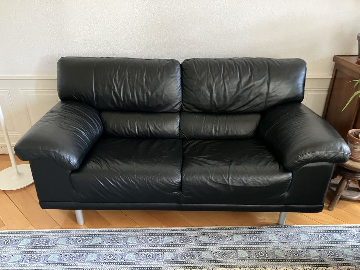 Sofas: Canapé noir 2 places – Gebraucht aus La Chaux-de-Fonds von lauramelie26