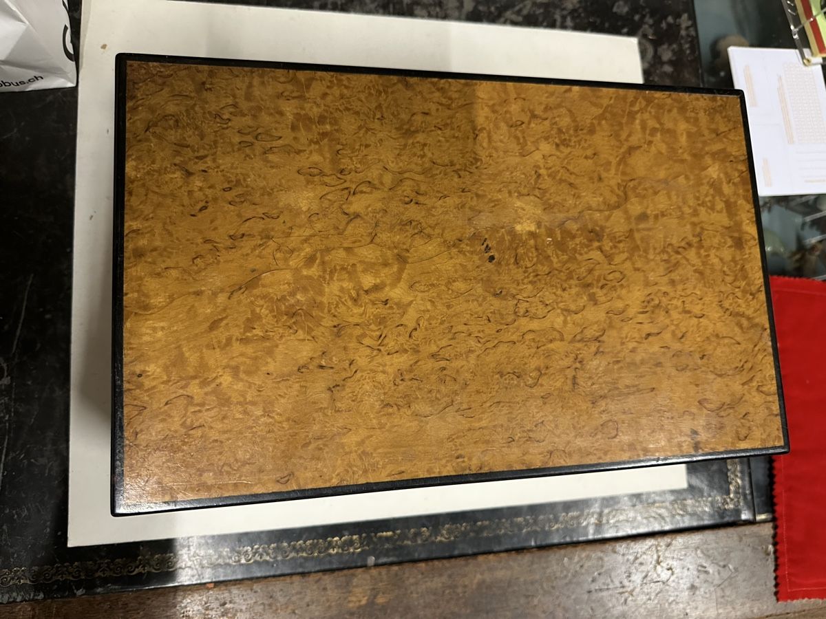 Barattoli: Coffret en ronce de bois pour bijoux, objets. – Usato da Genève venduto da Tom6 2