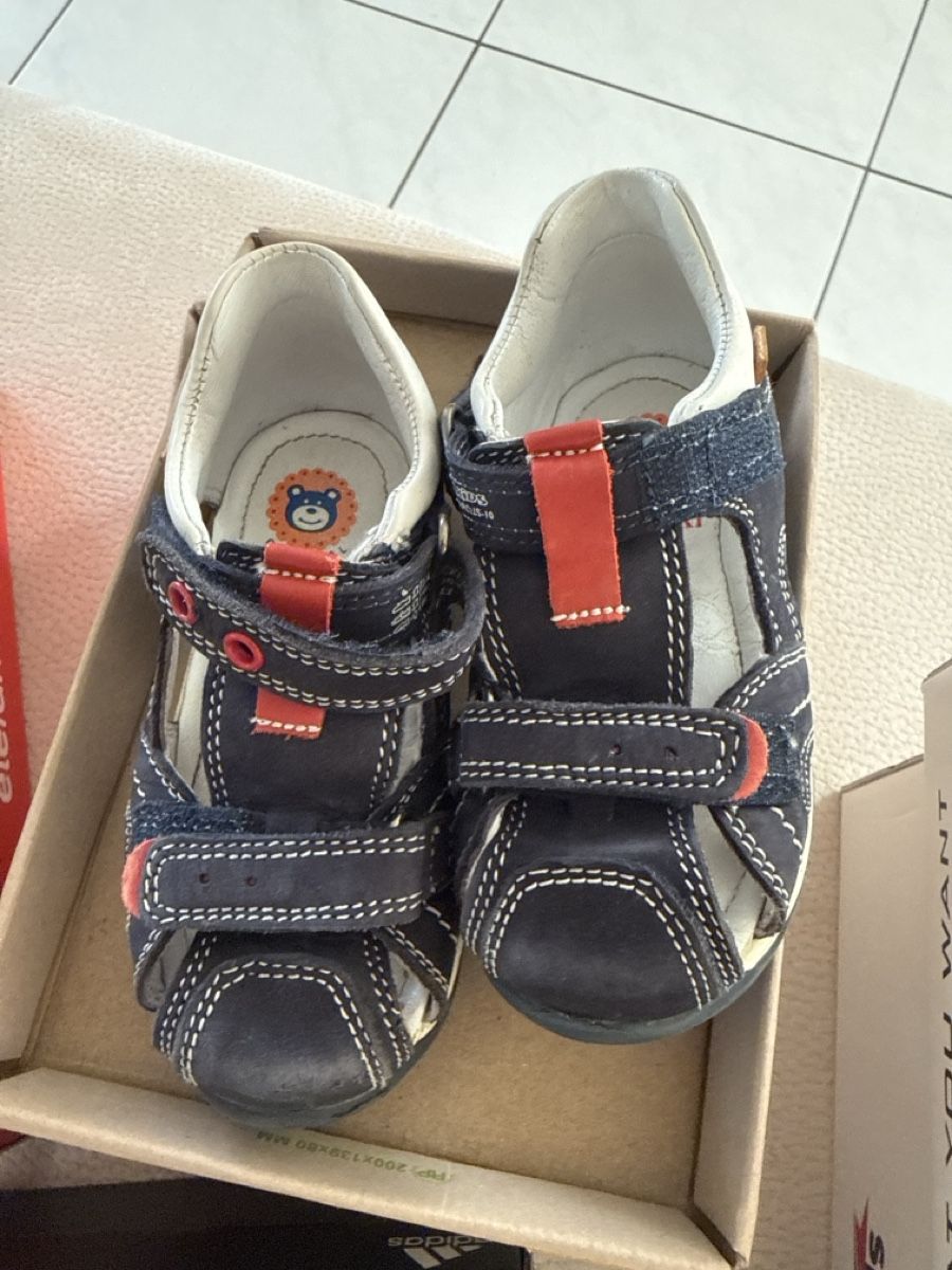 Chaussures garçon: 4 Paar Schuhe Gr22/23 – D'occasion à Zell ZH par Guffos 2