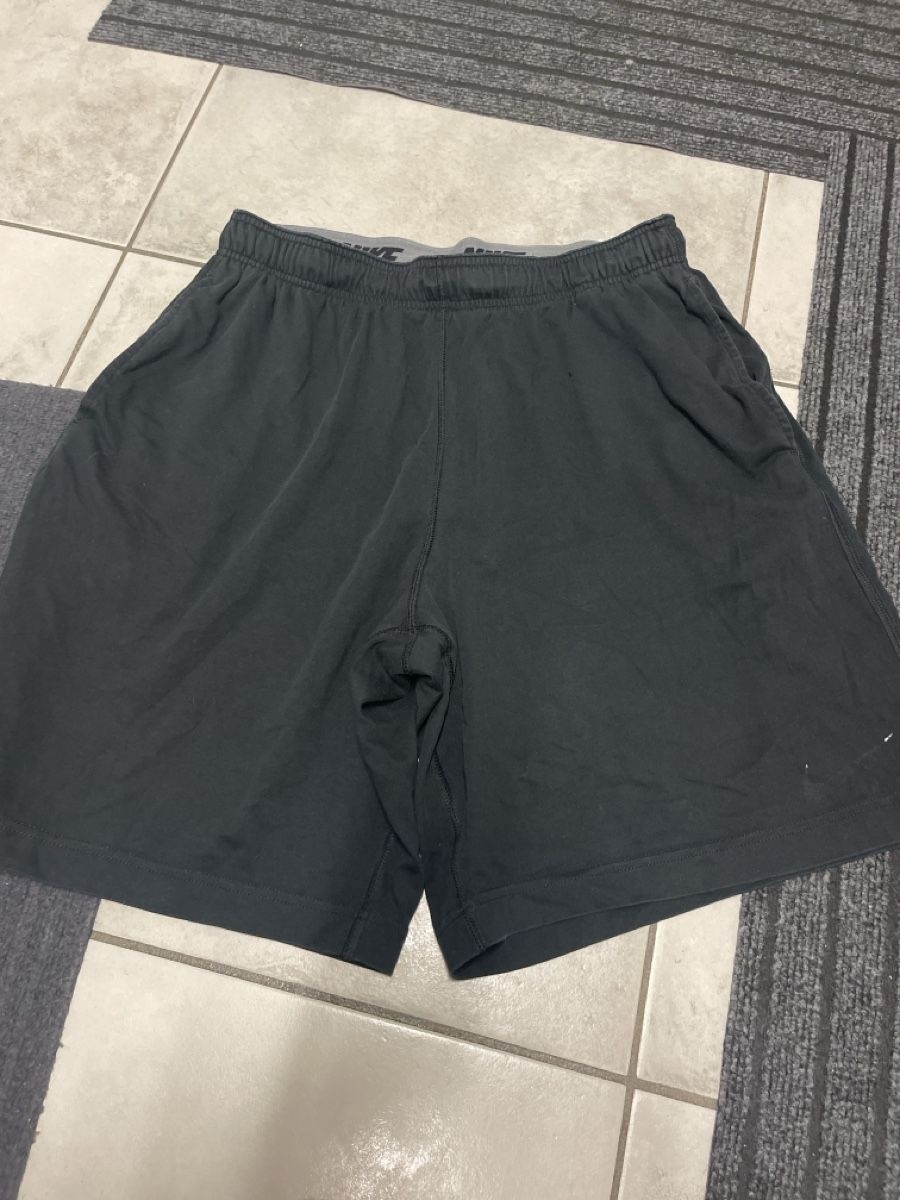 Nike Pantaloni: Nike shorts gr L schwarz – Usato da Bad Zurzach venduto da Cuore34