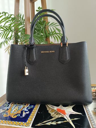 Neuwertige Michael Kors Henkeltasche schwarz