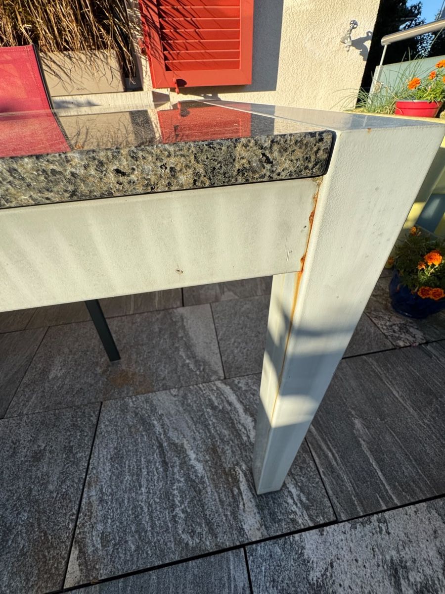 Tavoli: Gartentisch mit Granitplatte und Metallgestell – Usato da Nidau venduto da ym_fevrier 4