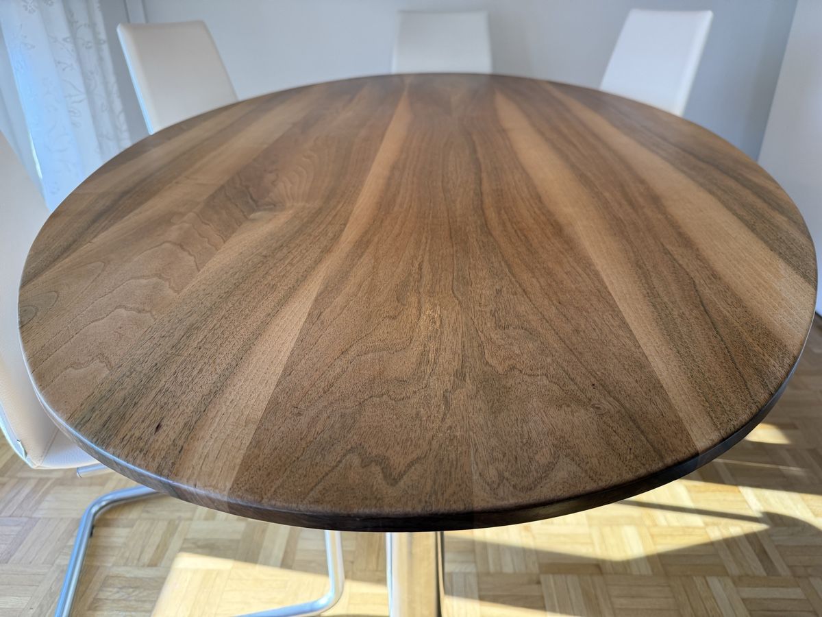 Tables: Esstisch aus Nussbaumholz, massiv – D'occasion à Birsfelden par Stadtcowboy 5