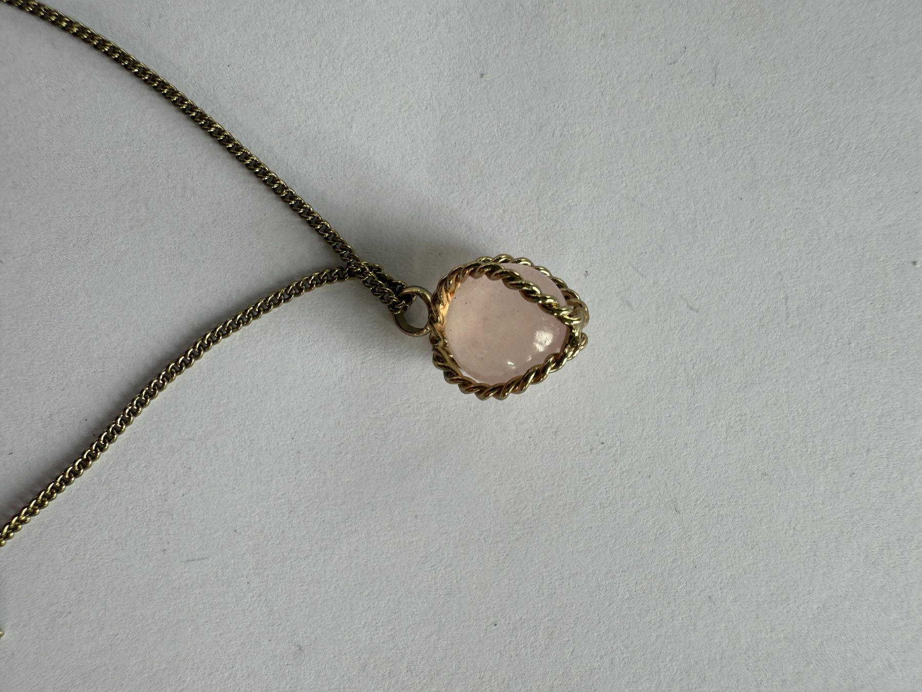 Ketten: Halskette mit rosa Stein Anhänger – Gebraucht aus Seewen SO von HappyHappyHappy 1