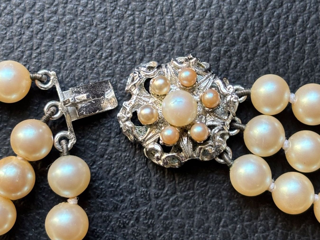 Catenine: Collier de perles  à trois rangs  fermoir en arget 800 – Usato da Peseux venduto da CharmeCommerce 4