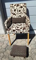 Gemütlicher Sessel mit Hocker, braunes Rankenmuster