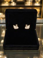 Elegante Swarovski Schwan Ohrstecker – Funkelnde Kristalle