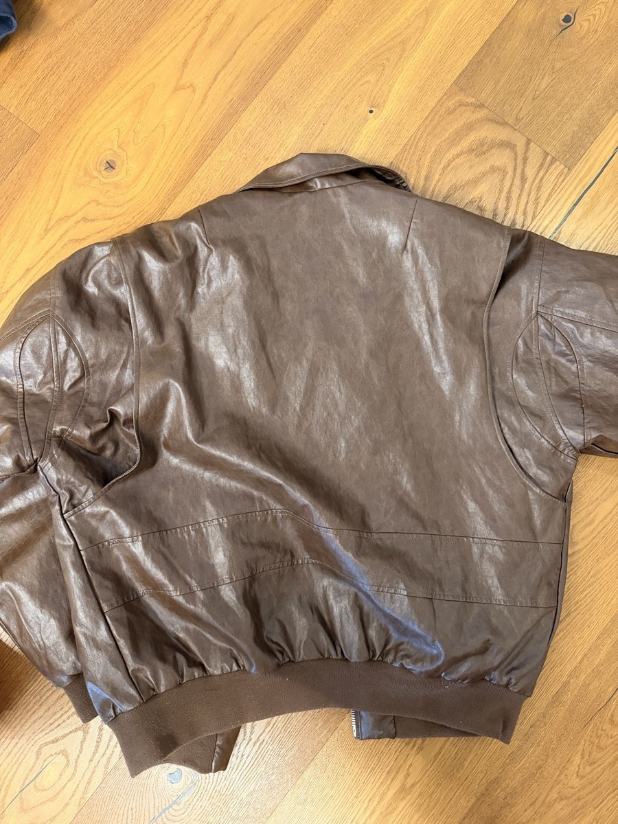 Urban Outfitters Jacken: BDG Bomberjacke lederbraun Grösse M – Gebraucht aus Hünenberg See von jad_d6xp 1