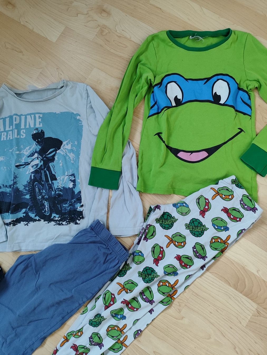 Pigiama & Simili: 3 Pyjamas Gr. 128/134 – Usato da Seon venduto da Mandes1 2