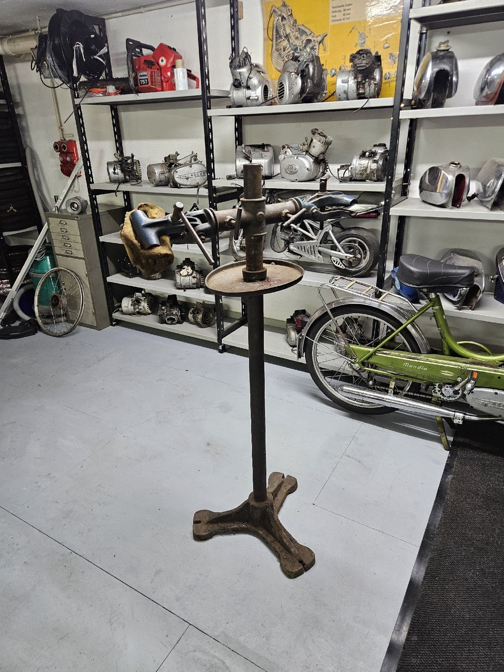 Veloständer: Velomontage/Mofamontage Vintage Ständer – Gebraucht aus Mellingen von Mech-Service