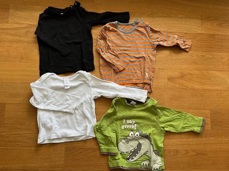 Kurzarmbody / T-Shirt / Dünne Pullover Grösse 74 mit Socken