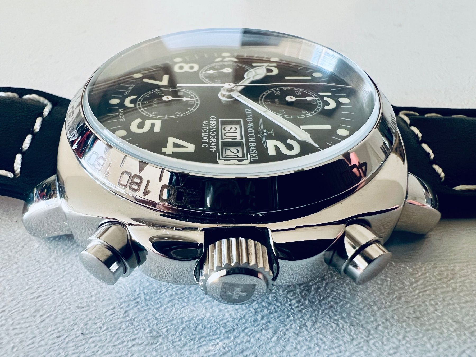 Zeno Orologi: ZENO Cambered Square Pilot Chrono Tachymeter,7750, SRP2010.- – Nuovo e nell'imballaggio originale da Le Mont-sur-Lausanne venduto da LycaGallery 4