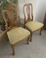 Zwei Stühle Holz mit Stoffbezug