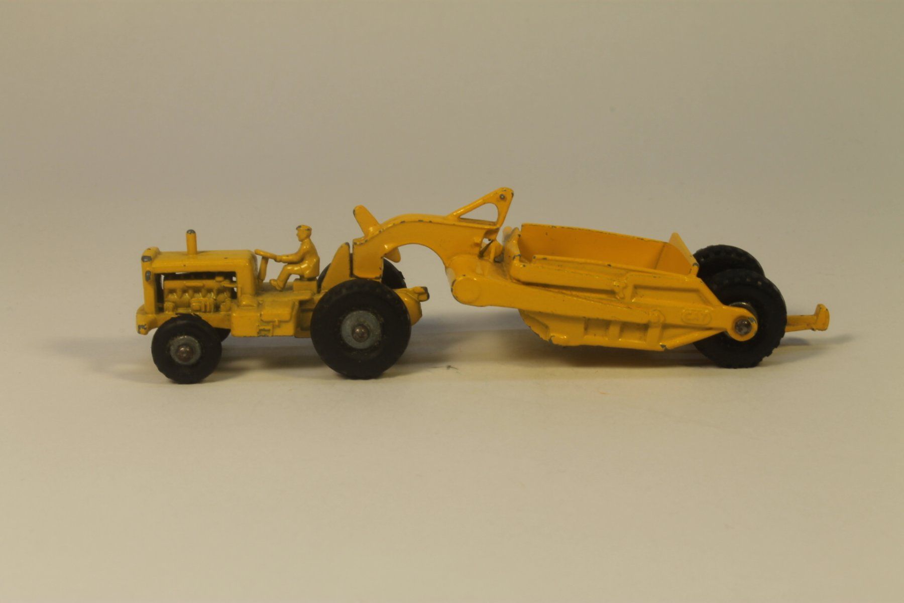 Matchbox Modellini d'auto: Matchbox Major Pack M1A Caterpillar Earth Mover – Usato da Zofingen venduto da Trukli58