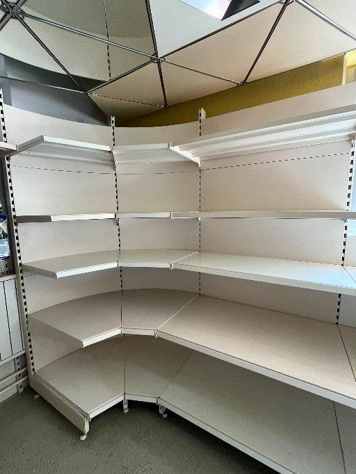 Regale: Tegometall Spezial- Eckgestell mit 5 Tablare – Gebraucht aus Wolhusen von BAKWO