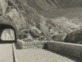 Die Sustenstrasse g. Sustenpasshöhe mit Hotel Steingletscher