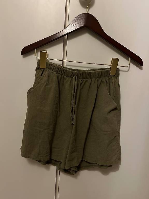 Hosen: GRÜNE SHORTS  – Gebraucht aus Maur von tab_z9rh