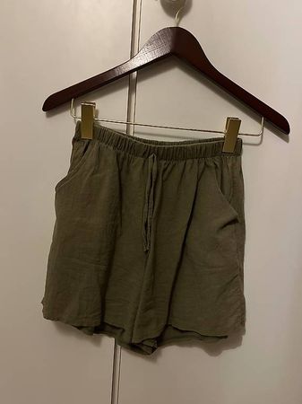 GRÜNE SHORTS 