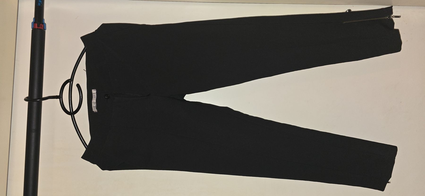 Pantaloni: Pantalon noir avec fermeture éclair – Nuovo (secondo la descrizione) da Meyrin venduto da lul_6y9f