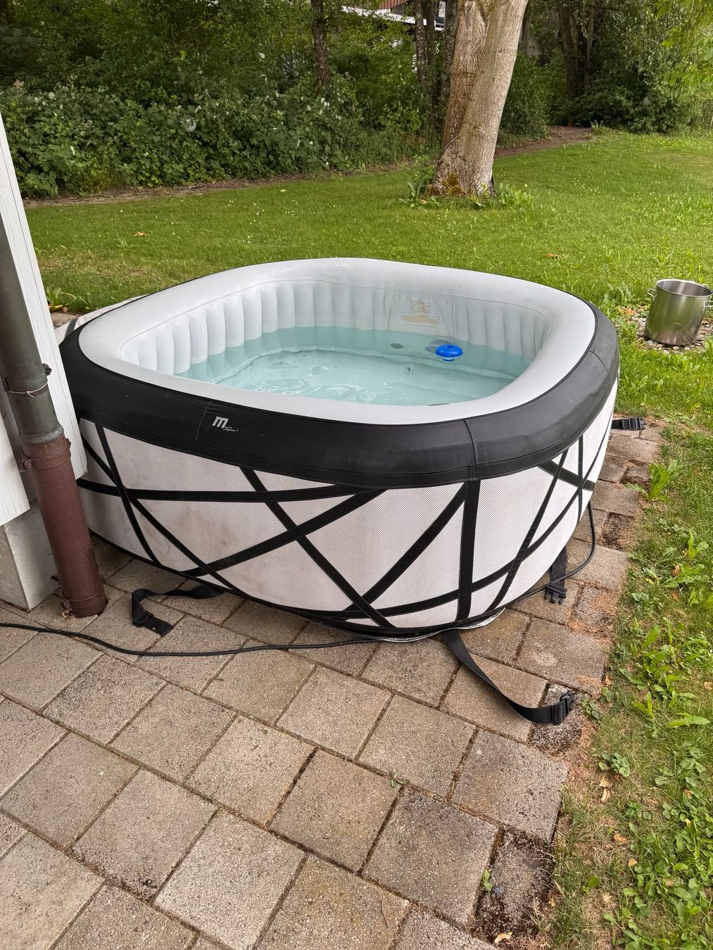 Whirlpool: Funktionierender Whirlpool ca.900l – Usato da Oberwil (Dägerlen) venduto da sennneo 1