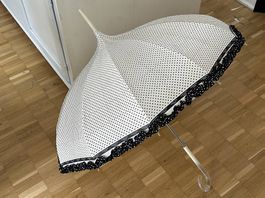 Regenschirm gepunktet mit Rüschen weiss schwarz neu