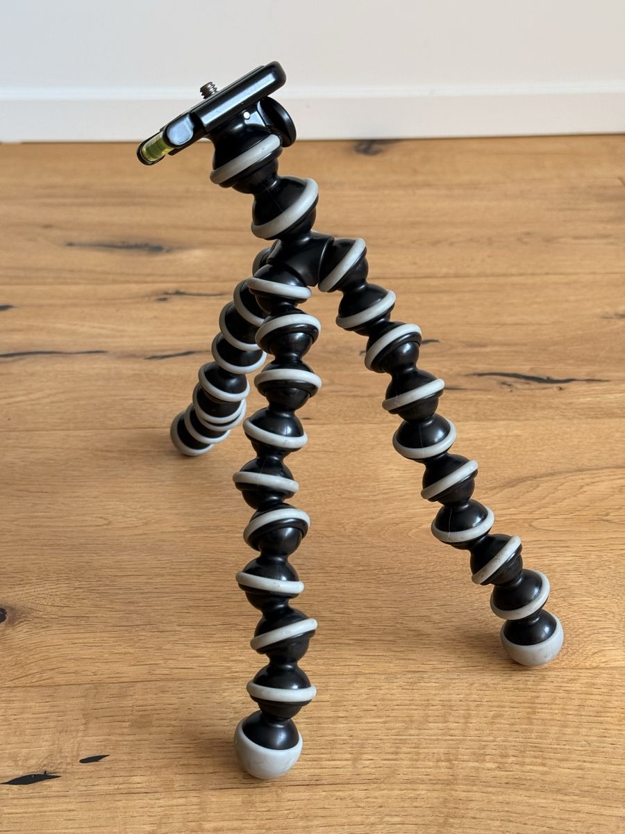 Treppiedi & Teste: Flexible Gorilla Tripod - Compact & Versatile Camera Mount – Nuovo (secondo la descrizione) da Basel venduto da Mauve3 1