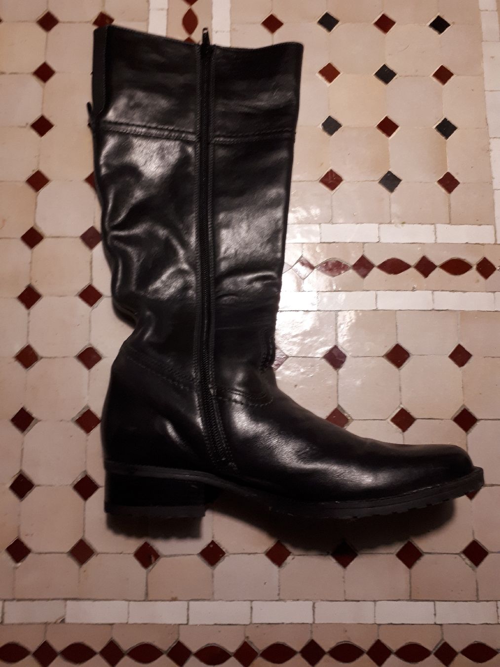 Scarpe da donna: Klassische Lederstiefel schwarz hoche – Usato da Würenlos venduto da maus028