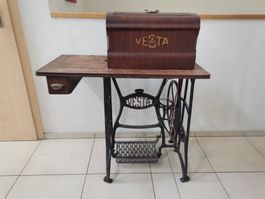 Antike Nähmaschine Vesta mit Fusspedal und Tisch