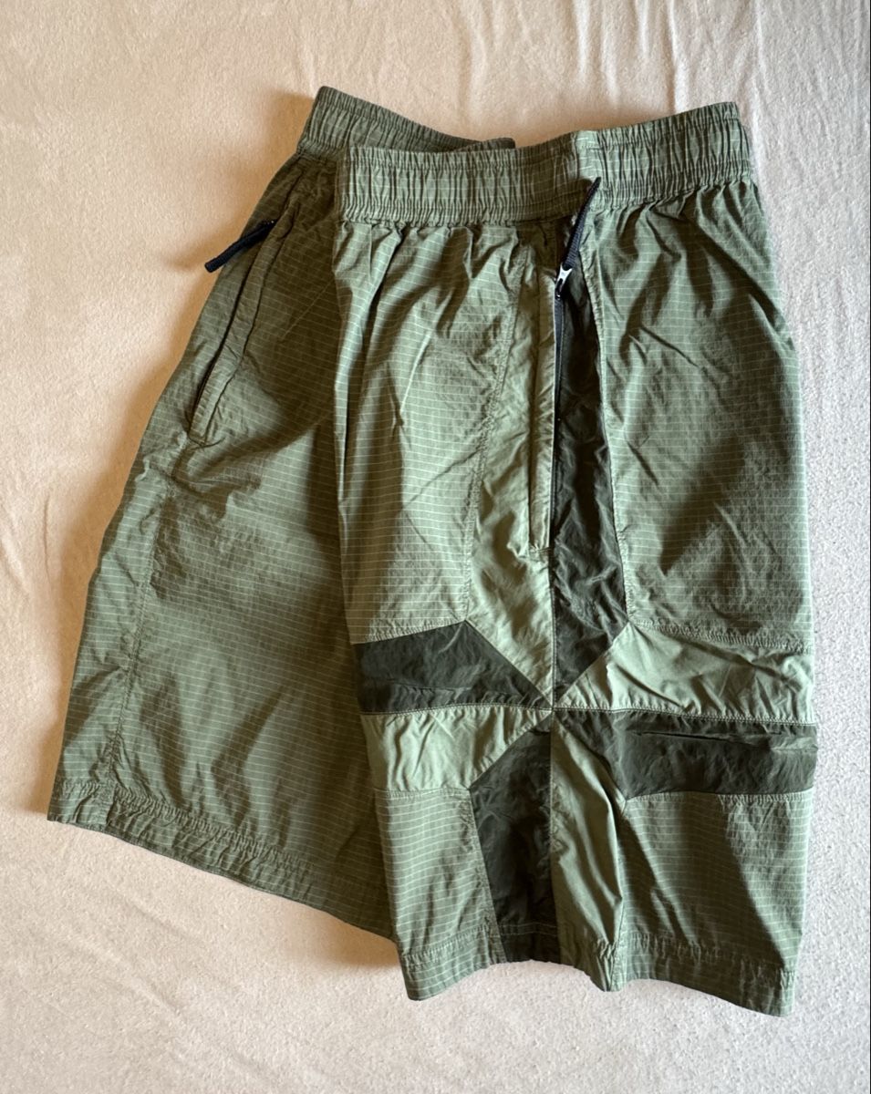 Stone Island Pantalons: Stone Island Short vert, taille L – D'occasion à Colombier NE par the_yq7x