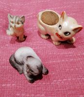 drei kleine Katzenfiguren