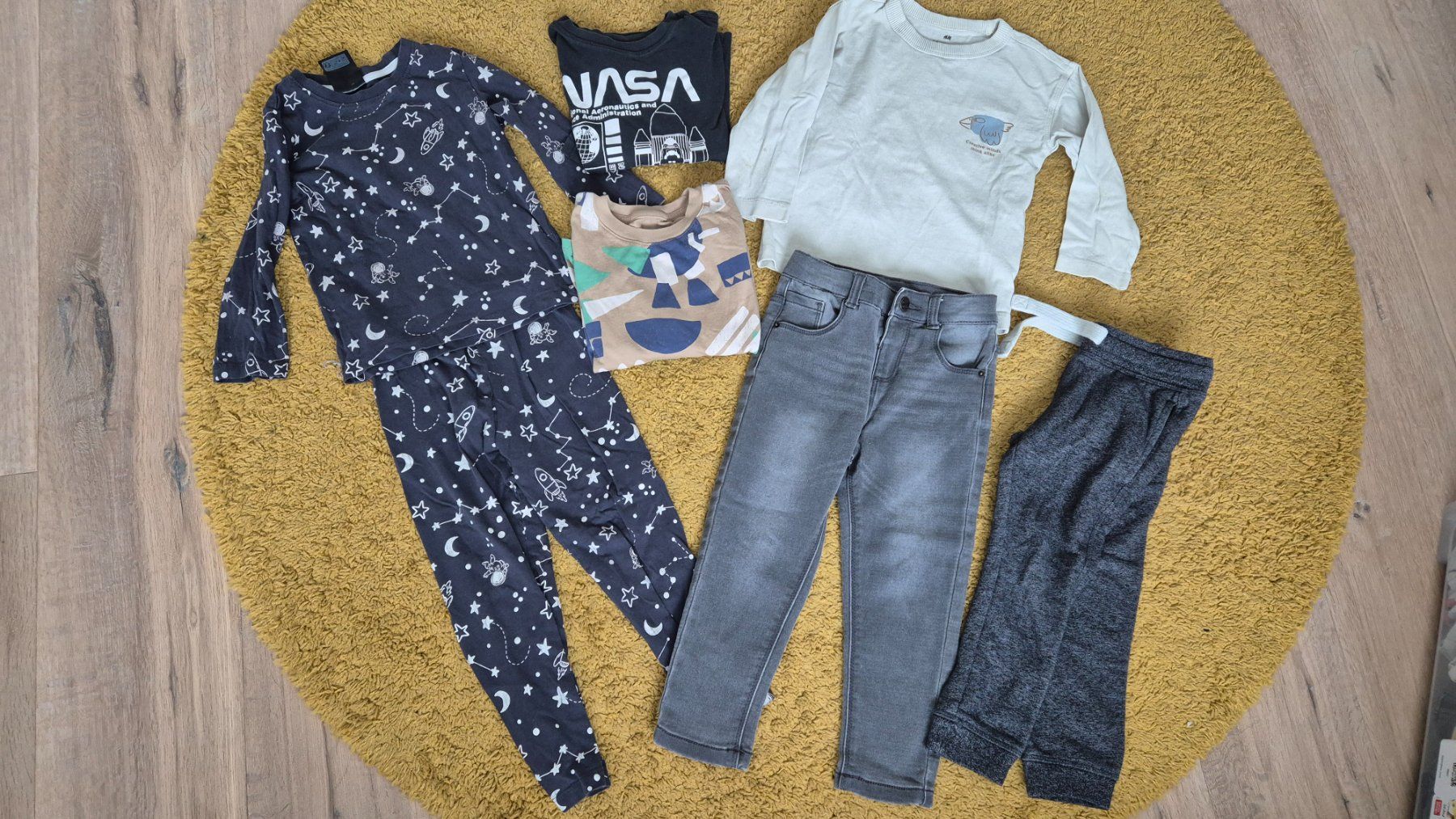Lotti & Set di vestiti: Kleiderpaket Jungen 98/104 – Usato da Brügg BE venduto da Tub_san