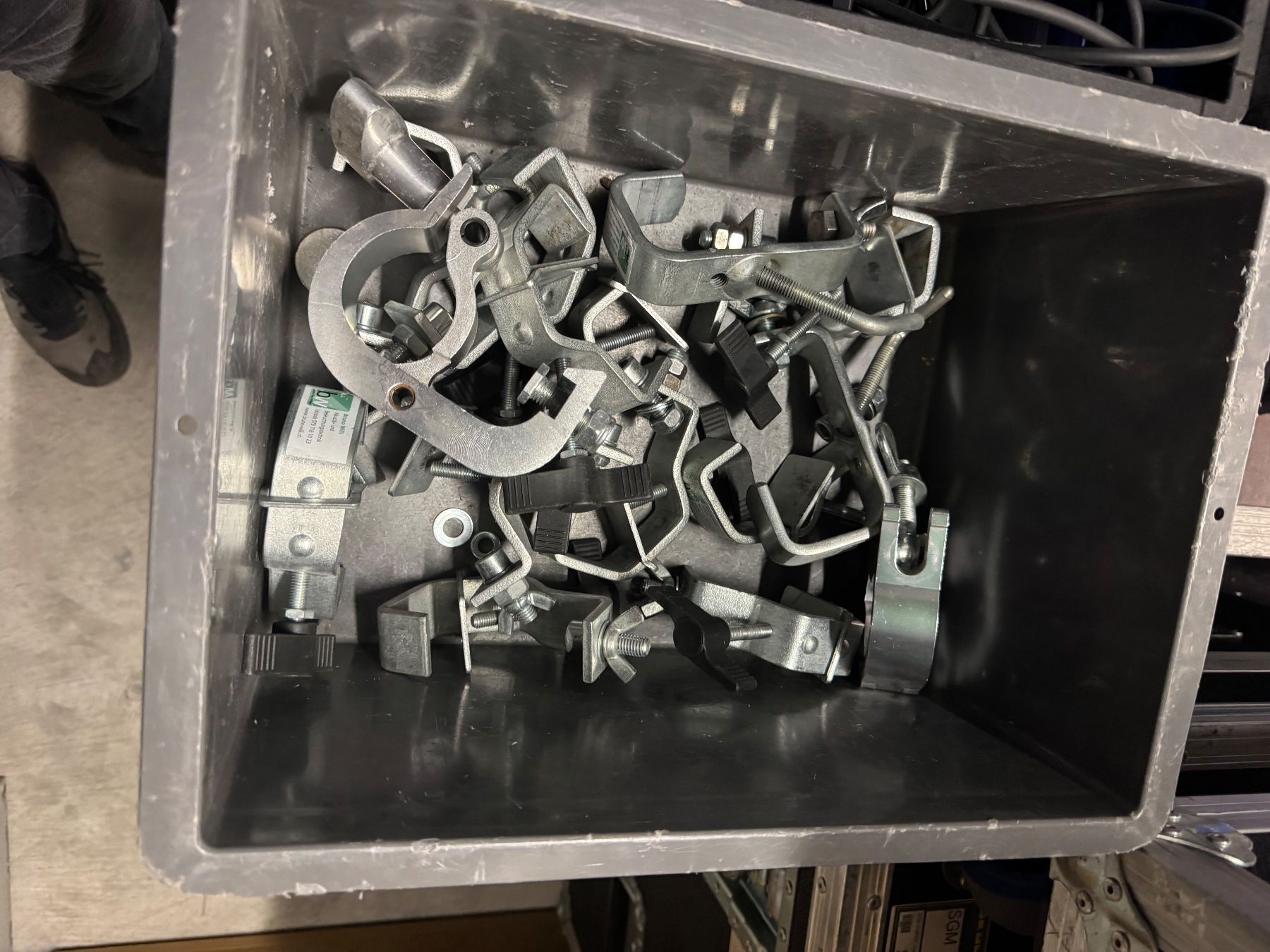 Supporti a parete: Kiste Clamps und Rohrschellen – Usato da Eiken venduto da Skylight 2