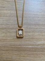 Collier inoxydable doré neuf avec une petite fleur