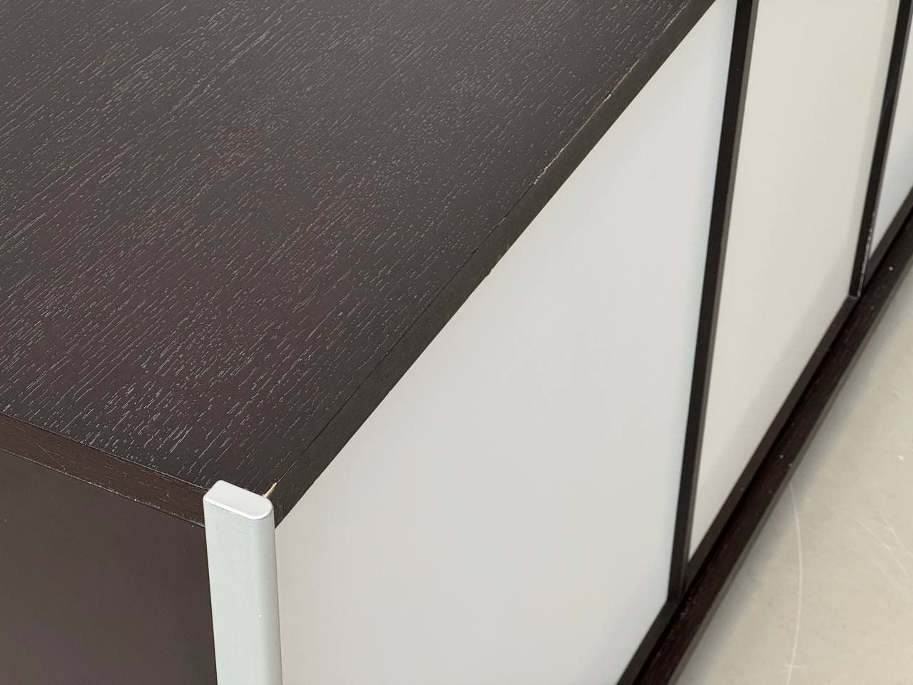Cassettiere: Klassisches Sideboard mit Schubladen und Türen, 2000er Jahre – Usato da Zürich venduto da LeMoege 8