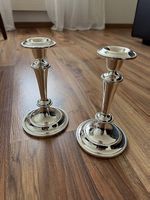 2 silberfarbene Kerzenständer
