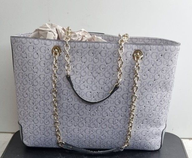 Guess Borse da donna: Gebrauchte Guess Handtasche mit Ketten – Usato da Flums venduto da Flumsantik 2