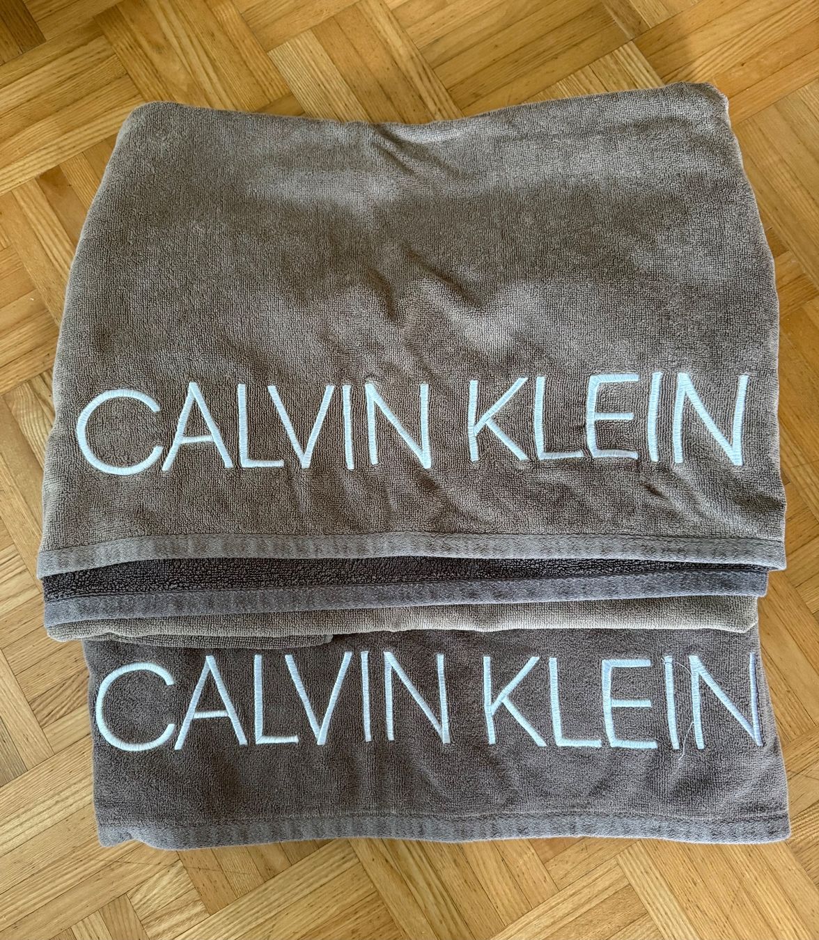 Calvin Klein Teli da bagno: 2 x Calvin Klein Badetuecher, Grau – Usato da bioggio venduto da lenny023