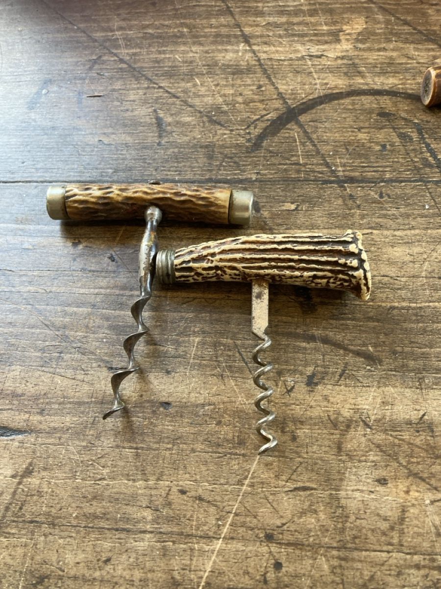 Apribottiglie & Tappi per chiusura: Zapfenzieher mit Knochen oder Horn-Griffen  9 Ex. – Usato da Zürich venduto da Mueschelmau 1