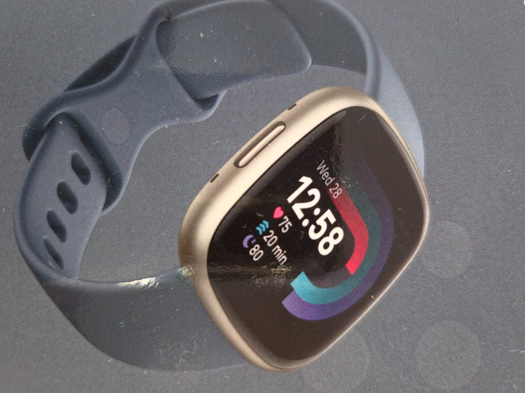 Fitbit Smartwatch: Smartwatch Fitbit Versa 4 – D'occasion à Wettingen par Donurso