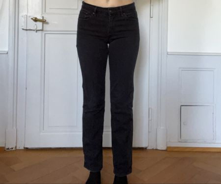 Schwarze Levis Jeans, demi curve classic straight leg